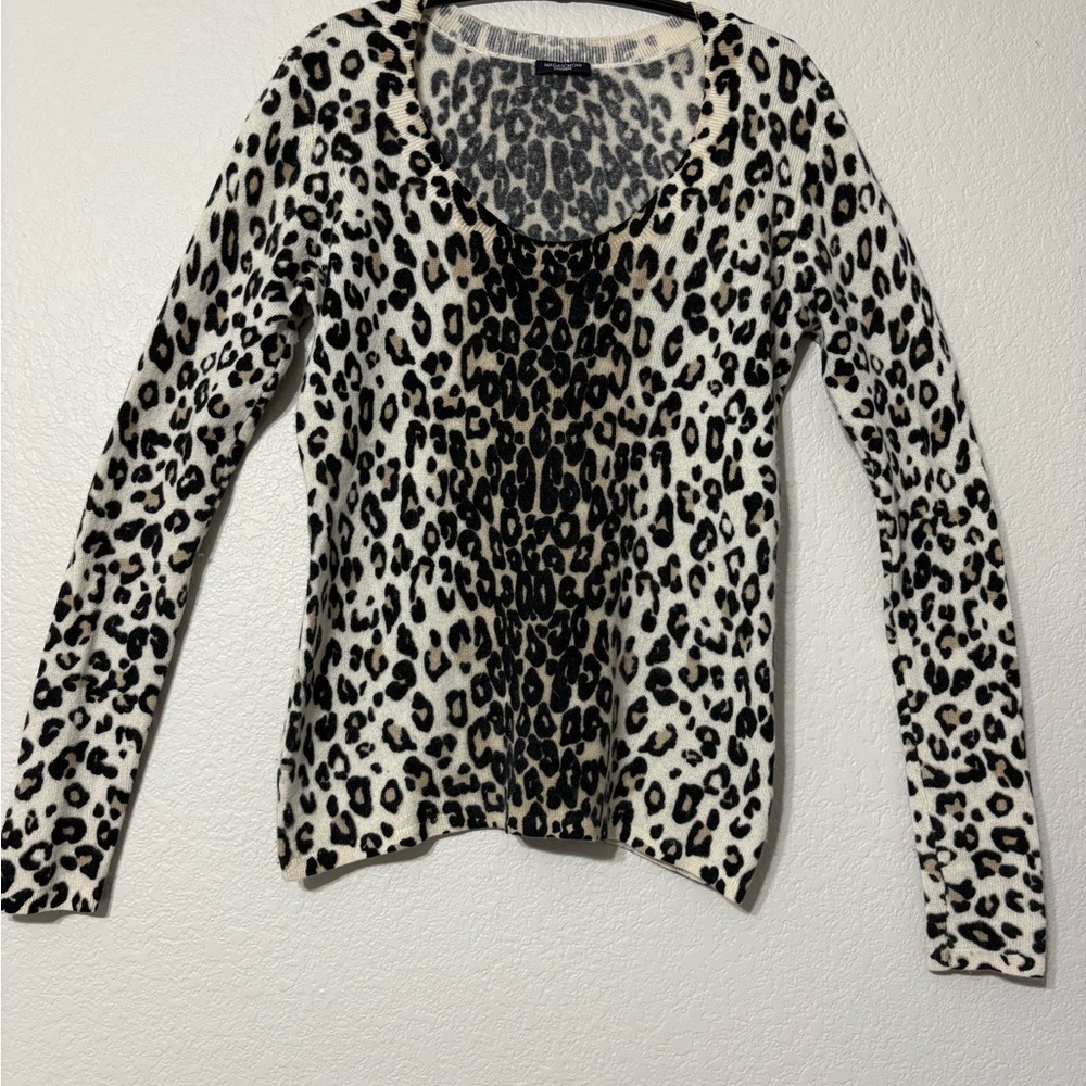 Magaschoni Leopard Print Long Sleeve Cashmere Sweater.‎ Lightweight, Scoop Neck.